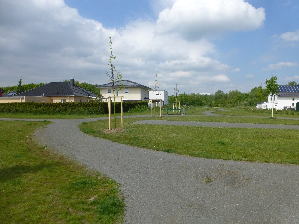 Grünflächen mit Wegebeziehung und Boule-Platz